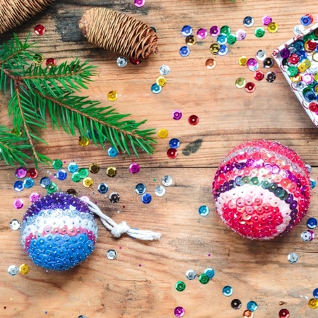 DIY pailletten kerstballen van 12 cm maken